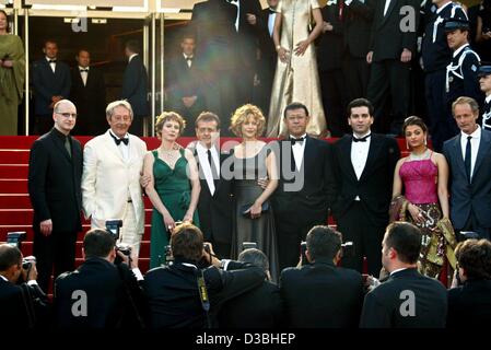 (Afp) - le réalisateur français et cette année, le président du jury Patrice Chéreau (4e à partir de L) pose avec cette année, les membres du jury au début du 56ème Festival International de Cannes, France, 14 mai 2003. Parmi les membres du jury sont également Meg Ryan (5e à partir de L), Steven Soderbergh (L) Banque D'Images