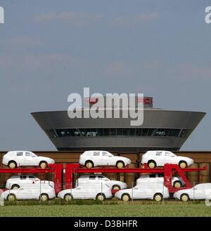 (Afp) - un train de charge Porsche Cayenne couvert de protection blanche rouleau foils passé l'installation de production dans les locaux de l'usine Porsche à Leipzig, Allemagne, 2 juin 2003. Environ 120 modèles de voiture du type Cayenne quitter l'usine de fabrication sur une base quotidienne. Banque D'Images