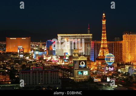 (Afp) - Une vue de l'éclairage d'immitation de la Tour Eiffel qui fait partie de l'hôtel et casino 'Paris' Photo de nuit dans la ville de joueurs, Las Vegas, Nevada, 6 mars 2003. Banque D'Images