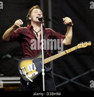 (Afp) - La star du rock Bruce Springsteen joue sur la scène pendant un concert à Ludwigshafen, Allemagne, 10 mai 2003. 35 000 fans ont assisté au concert de 'The Boss', qui a joué un grand nombre de ses hits, y compris des chansons de son dernier album 'The Rising', qui traite de l'attaques de terreur du 11 septembre. 'La Banque D'Images