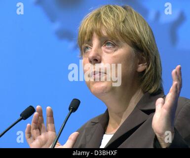 (Afp) - Angela Merkel, présidente de la CDU, parti de l'opposition Allemande prend la parole lors du congrès de la CDU pour l'UE couvent dans Berlin, 12 mai 2003. Un couvent à Bruxelles, composé de membres du parlement et des représentants de tous les États membres, se rencontrent depuis février 2002 à la conception d'un avenir Banque D'Images