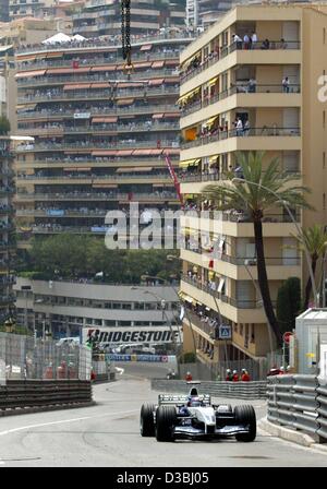 (Afp) - pilote de Formule 1 colombien Juan Pablo Montoya (Williams BMW) courses lors du Grand Prix de Monaco à Monte Carlo, 1 juin 2003. Montoya termine premier et célèbre la première victoire de BMW Williams cette saison. Banque D'Images