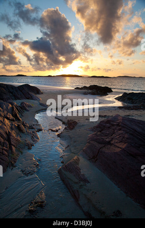 Coucher de soleil sur la plage de Glassillaun, Connemara, comté de Galway, Irlande. Banque D'Images