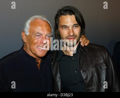 (Afp) - L'acteur français Olivier Martinez (R) et couturier italien Giorgio Armani présentent au cours du parti Armani pour l'ouverture de son exposition à Berlin, 7 mai 2003. L'exposition montre Armani 500 créations de ces 30 dernières années. Certaines des pièces sont des pièces faites pour les stars de cinéma. 68-year-old Banque D'Images