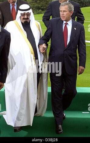 (Afp) - Le président américain George W. Bush (R) aide avant, le Prince Prince saoudien Abdullah Ibn Abdul Aziz Al Saoud pour descendre de l'estrade, suivi par le président grec Costas Simitis (L) et le président japonais Junichiro Koizumi après avoir posé pour une photo au Groupe des Huit (G8) i Banque D'Images