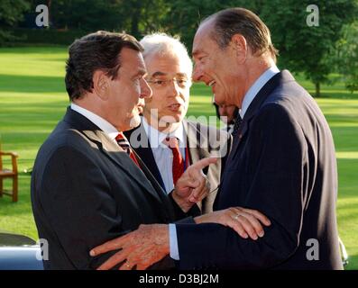 (Afp) - Le Chancelier allemand Gerhard Schroeder (L) est accueilli par le président français Jacques Chirac (R) à l'arrivée pour le sommet du G8 à Evian, France, 1 juin 2003. Chirac et Schröder ont tous deux fermement opposés à la guerre menée par les Etats-Unis en Irak. Banque D'Images