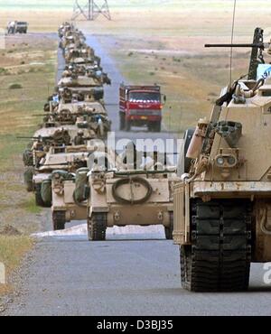 (Afp) - Un convoi de chars et de véhicules blindés se déplace vers le nord de l'Irak, près de l'Al-Sharkat, 25 avril 2003. Banque D'Images