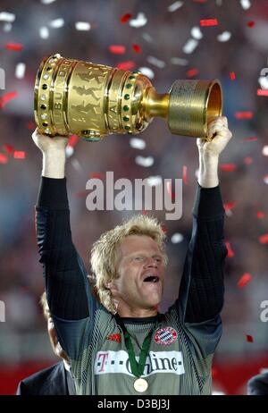 (Afp) - l'équipe du Bayern de Munich, le capitaine et le gardien Oliver Kahn détient le trophée sur la tête après que son équipe a remporté la finale de la coupe d'Allemagne contre Kaiserslautern 3-1, à Berlin, le 31 mai 2003. C'est la onzième fois Bayern Munich a remporté la coupe. Banque D'Images