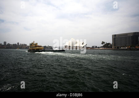 Les taxis jaune circulaire approche clé avec l'Opéra de Sydney dans l'arrière-plan, Sydney, Australie Banque D'Images