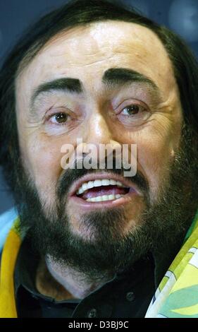 (Afp) - Le célèbre ténor italien Luciano Pavarotti parle au cours d'une conférence de presse à Munich, le 11 avril 2003. Il donnera son dernier concert à Munich le 12 avril qui sera sous la devise 'A Night to Remember'. Environ 8 000 personnes vont assister au concert. Ce sera son dernier concert avant sa retraite un Banque D'Images