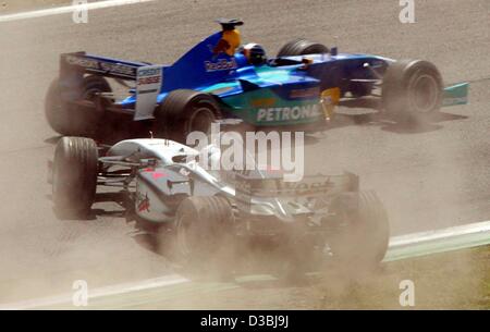 (Afp) - L'Allemand pilote de Formule 1 Heinz-Harald Frentzen (dos, Sauber) Lecteurs écossais passé David Coulthard (McLaren-Mercedes), qui s'est écrasé peu après le début de l'espagnol Grand Prix de Formule 1 sur le circuit de Catalunya à Barcelone, 4 mai 2003. Coulthard a abandonné au 18e tour, F Banque D'Images