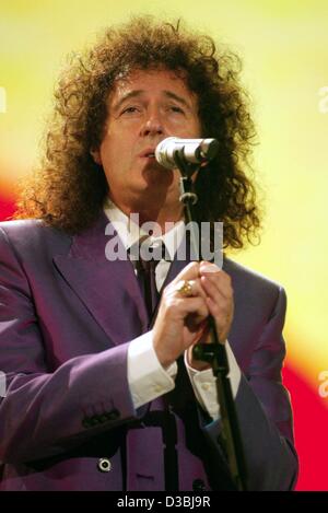 (Afp) - le guitariste britannique, Brian May, de la bande de roche 'Queen' fonctionne à la 10e 'Pavarotti and Friends' concert de charité à Modène, Italie, 27 mai 2003. Banque D'Images