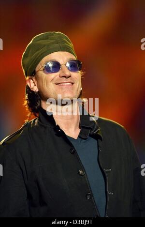 (Afp) - Bono, chanteur du groupe de rock irlandais U2, sourire après sa performance au 10ème 'Pavarotti and Friends' concert de charité à Modène le 27 mai 2003. Banque D'Images