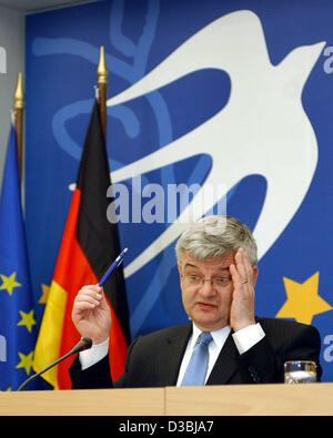 (Afp) - Le ministre allemand des Affaires étrangères Joschka Fischer devant les gestes du logo de l'Union européenne Sommet de l'hirondelle blanche, au cours du sommet de l'UE à Athènes, Grèce, le 16 avril 2003. La Grèce, actuellement en charge de la présidence du Conseil européen, les hôtes de la réunion informelle du Conseil de l'UE et la Conférence européenne de Banque D'Images