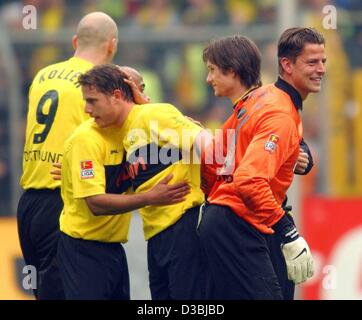 (Afp) - les joueurs de Dortmund (de g) Jan Koller, Dede, Lars Ricken, Tomas Rosicky et gardien Roman Weidenfeller heureusement célèbrent leur victoire après le match de football Bundesliga Borussia Dortmund contre le FC Bayern München à Dortmund, en Allemagne, le 19 avril 2003. Dans leur stade, Dortmund gagne Banque D'Images