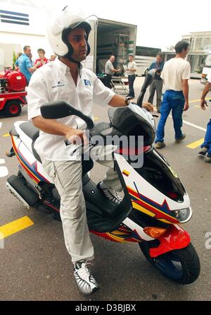 (Afp) - Le pilote de Formule 1 colombien Juan Pablo Montoya de l'équipe BMW Williams est au volant d'une moto-scooter, Monaco, 28 mai 2003. Ce dimanche 1 juin, le Grand Prix de Monaco aura lieu qui est la septième station de cette année, le championnat de F-1. Banque D'Images