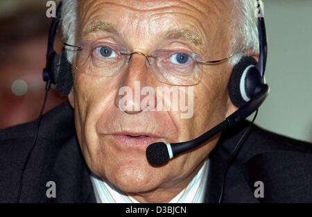 (Afp) - Le Premier Ministre bavarois Edmund Stoiber est de porter un casque lors de sa visite à une école de jardinage et viticoles dans Veitshoechheim, Allemagne, 28 mai 2003. Sur le 10e anniversaire de son bureau, Stoiber est voyager dans la Franconie. Banque D'Images