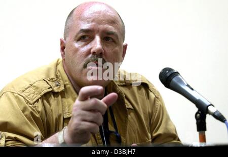 (Afp) - Bernhard Kirk, représentant de la police de New York, donne une conférence de presse à Bagdad, le 26 mai 2003. L'administration américaine à Bagdad a annoncé des plans pour l'reconstructure la police et ministère de l'intérieur. Kirk a indiqué que ses employés ont déjà commencé à licencier les fonctionnaires de police Banque D'Images