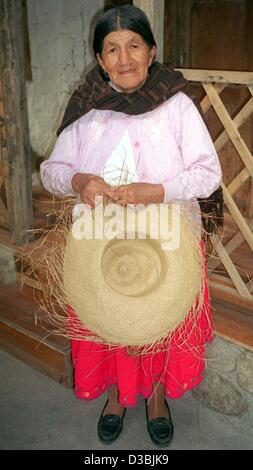 (Afp) - Les 80 ans de l'osier Rosa Gonzales pose avec un self-made Chapeau Panama à Azoguez, Equateur, 3 juillet 2002. L'Équateur est l'origine de l'Panama Hat, qui probablement l'erreur nom parce qu'il a d'abord été exporté vers le Panama avant qu'il a été répandu à travers le monde. La "Panama hat" a été pré Banque D'Images