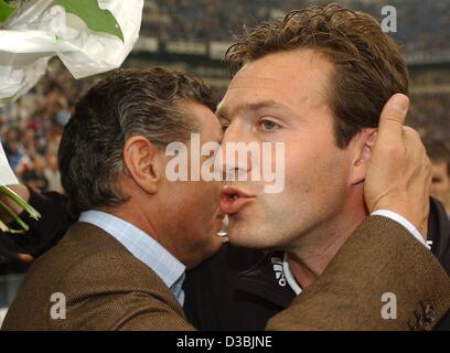 (Afp) - le manager de Schalke Rudi Assauer (L) l'entraîneur de Schalke kisses Marc Wilmots pour dire au revoir à Gelsenkirchen, Allemagne, 24 mai 2003. Le club de soccer de l'Allemagne Schalke 04 7e en fin de la Bundesliga allemande et Marc Wilmots se déplace vers la Belgique pour l'avenir. Banque D'Images
