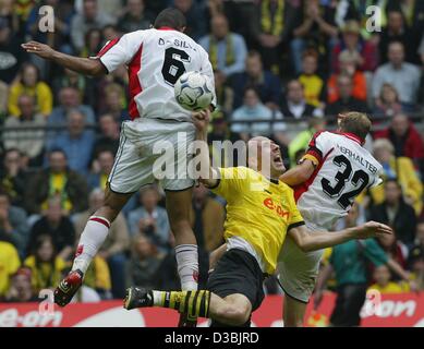 (Afp) - la République tchèque Jan avant Dortmund Koller (C) se bat pour la balle avec Cottbus' humains Vragel da Silva (L) et Gregg Berhalter durant la Bundesliga match Borussia Dortmund contre l'Energie Cottbus à Dortmund, en Allemagne, le 24 mai 2003. Le jeu se termine par un 1-1 (1-0) match nul, avec finition seulement Dortmund Banque D'Images