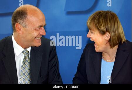 (Afp) - Angela Merkel, présidente de la CDU allemande parti de l'opposition (Union démocrate chrétienne), partage un rire avec Laurenz Meyer, secrétaire général de la CDU à Berlin, 28 avril 2003. Banque D'Images