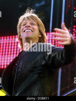 (Afp) - Jon Bon Jovi sur scène lors de l'open air concert à Erfurt, Allemagne, 25 mai 2003. Le groupe de rock américain Bon Jovi n'a pas seulement joué hits de leur dernier album 'bounce' mais aussi leurs vieux succès des chansons comme "Runaway" et "Garder la foi". C'était la première de six concerts en Allemagne. Banque D'Images