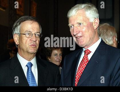 (Afp) - Heinrich von Pierer (L), président-directeur général de Siemens, parle à Derek F. Abell, Président de la première Allemande management college, l'École de gestion et de la technologie (ESMT), à Munich, 26 mai 2003. À l'élite une éducation qualifiée ESMT College pour les gestionnaires et les futurs canditade junior Banque D'Images