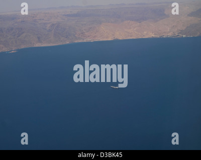 Vue aérienne d'un pétrolier dans le désert de la Mer Rouge avec des montagnes en arrière-plan Banque D'Images