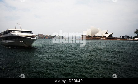 'Explorer' pour Circular Quay avec l'Opéra de Sydney sur une journée terne à Sydney Cove. Banque D'Images