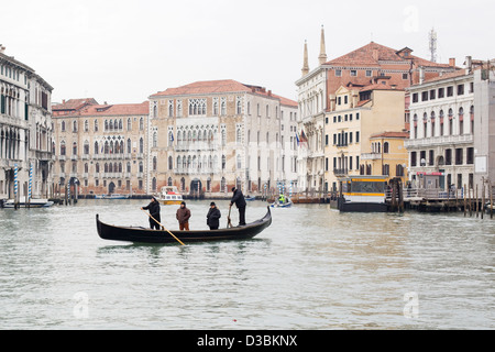 Gondola prendre les gens à travailler de l'autre côté du Grand Canal Venise Italie Banque D'Images