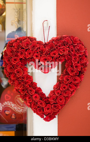 Coeur en roses artificielles sur un mur Banque D'Images