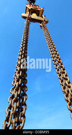 Crochet de pont en acier et grande chaîne under blue sky Banque D'Images