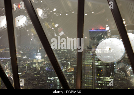 Le Gherkin et Searcys barre en haut de la nuit. La vue de St Paul avec tables et visibles en compte. Banque D'Images