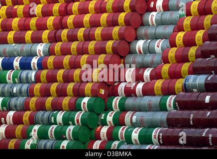 (Afp) - L'huile de barils vides sont empilés sur le chantier d'une entreprise de recyclage de Hambourg, 1 avril 2003. Ici, l'utilisation de barils sera nettoyé et rempli plus tard. Le baril de pétrole brut s'échangeait à 25,38 dollars le 7 avril, alors que les prix étaient au-dessus de 32 dollars en février, avant le lancement de l'U. Banque D'Images