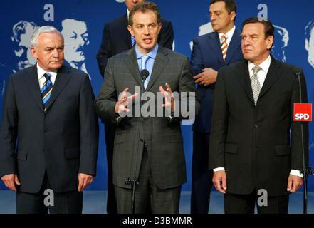 (Afp) - Le Premier ministre britannique Tony Blair (C) Réponses aux questions du journaliste en se tenant entre le chancelier allemand Gerhard Schroeder (R) et le Premier ministre serbe, Zoran Zivkovic, durant une réunion de dirigeants sociaux-démocrates européens à Berlin, 22 mai 2003. Les dirigeants européens visiter Berlin pour t Banque D'Images