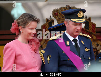 (Afp) - La famille royale belge - ici Prince Héritier Philippe Crownprincess Mathilde - assister à un défilé militaire à l'occasion de la Journée nationale sur la place du palais en face du Palais Royal de Bruxelles, Belgique, jeudi, 21 juillet 2005. Banque D'Images