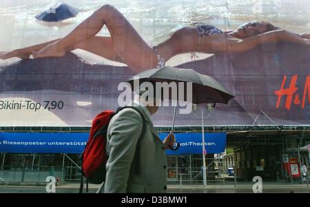 (Afp) - Le top model allemand Heidi Klum allume un jour pluvieux du tourisme à Berlin, Allemagne, 14 mai 2003. Klum lolls à la plage dans un bikini de la maison de mode suédoise H&M sur une affiche publicitaire de dimensions excédentaires. Banque D'Images