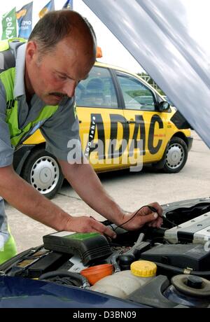 (Afp) - Idzakowsky allemand Harald de l'ADAC club auto assistance routière donne à une voiture à Francfort-sur-Oder, Allemagne de l'Est, 19 mai 2003. L'ADAC (Allgemeiner Deutscher Automobil Club), qui est le plus grand club automobile avec environ 14,6 millions de membres, célèbre son 100e anniversaire cette année. Banque D'Images