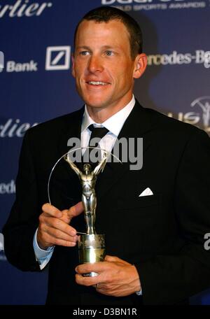 (Dpa) - US cycliste Lance Armstrong pose avec son trophée Laureus Award qu'il a gagné dans la catégorie sportif de l'année, au Grimaldi Forum de Monte-Carlo, 20 mai 2003. Il s'agit d'une deuxième récompense pour le Laureus Texan, qui a gagné le monde Retour de l'année il y a trois ans après son retour à t Banque D'Images