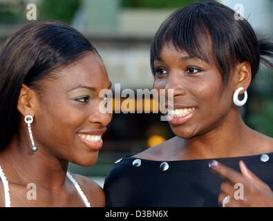 (Afp) - Les Etats-unis les joueurs de tennis et les soeurs Serena (L) et Venus Williams arrivent à la cérémonie de remise des prix pour les Laureus Sports Award au Grimaldi Forum à Monte Carlo, 20 mai 2003. Serena Williams a remporté un prix dans la catégorie sportive de l'année. Banque D'Images