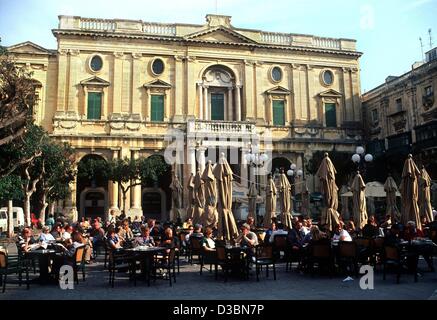 (Afp) - Les gens s'asseoir dans un café de la rue sur la place de la République en face de la Bibliothèque nationale à La Valette, capitale de Malte, mars 2002. Avec une population d'environ 370 000 habitants, la République de Malte comprend les îles de Malte, Gozo et Comino (Kemmuna), ainsi que quatre je inhabitées Banque D'Images