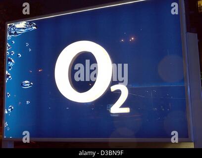 (Afp) - Le logo du fournisseur de réseau mobile O2 est vu dans Munich, le 19 mai 2003. O2 publiera ses chiffres annuels le 21 mai. Avec une part de marché de 7,8  % O2 est le plus petit des quatre fournisseurs de réseaux mobiles en Allemagne. Banque D'Images