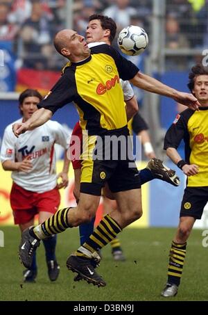 (Afp) - L'attaquant de Dortmund tchèque Jan Koller (avant) et du défenseur de Hambourg Marcel Maltritz (couverte) lutte pour le ballon pendant le match de Bundesliga contre Hambourg SV Borussia Dortmund à Hambourg, 12 avril 2003. Leurs coéquipiers Tomas Rosicky (Dortmund - R) et Rafael Wicky (Hambourg - L) regarder en arrière Banque D'Images