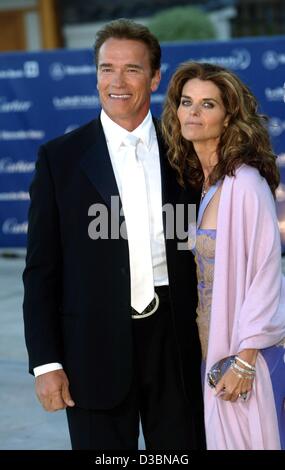 (Afp) - Hollywood star Arnold Schwarzenegger et sa femme arrivent à la cérémonie de remise des prix pour les Laureus Sports Award au Grimaldi Forum à Monte Carlo, 20 mai 2003. Schwarzenegger a remporté un prix pour son engagement à l'égard des jeunes sportifs. Banque D'Images