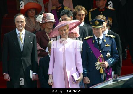 (Afp) - À PARTIR DE L : l'Archiduc Lorenz d'Autriche, la Princesse Mathilde et du Prince Philippe de Belgique en photo avant le mariage de Prince Laurent de Belgique et de Claire Coombs à la St Michel et de la cathédrale St Gudule à Bruxelles, Belgique, 12 avril 2003. Après leur mariage au greffe offic Banque D'Images