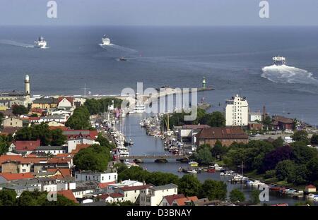 (Afp) - une vue sur la ville qui a été choisi par l'Allemand Comité National Olympique (CNO) comme candidat pour accueillir les épreuves de voile des Jeux Olympiques de 2012, la station balnéaire Rostock-Warnemuende sur la mer Baltique, Allemagne, 5 juillet 2002. Dans l'arrière-plan les lignes de ferry vers la Scandinavie Banque D'Images