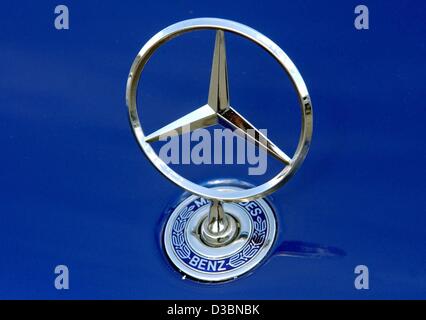 (Afp) - Une étoile Mercedes ornaments le capot d'une voiture, à la filiale de Mercedes-Benz à Schwerin, Allemagne de l'Est, 8 avril 2003. DaimlerChrysler se prépare à des temps difficiles, mais néanmoins s'attend à augmenter ses résultats du dispositif en 2003. Lors de l'assemblée générale annuelle à Berlin le Banque D'Images