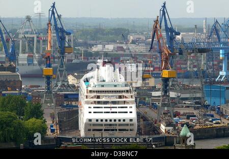 (Afp) - une vue sur le port et la station d'Elbe 17 de Blohm & Voss, Hambourg, 20 mai 2003. Banque D'Images