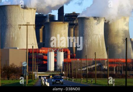 (Afp) - Une vue de la route menant à la cool tours de la RWE power plant à Niederaußem, Allemagne, 13 mars 2003. L'usine avait été fermée pendant quatre ans alors qu'il a été optimisé pour tirer le maximum d'énergie à partir de charbon brun ; au lieu de produire les 34  % maintenant 43  % de l'énergie c Banque D'Images